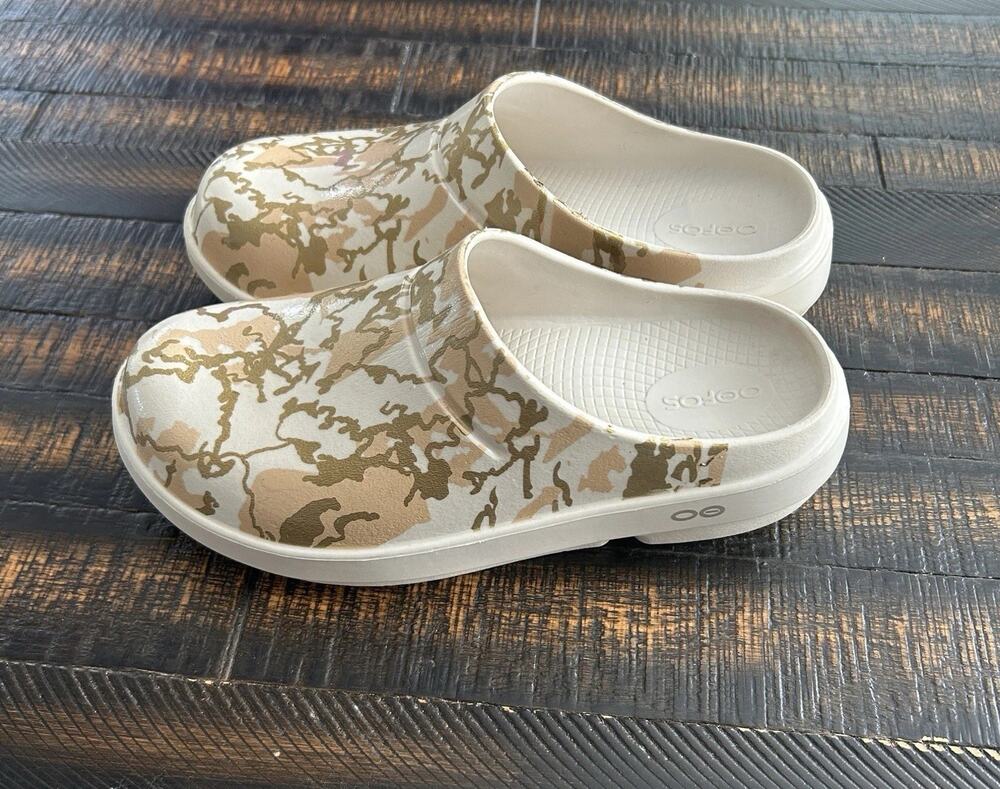 OOFOS OOcloog Recovery Clog Sandals Limited Edition Sahara Gold Camo Women's 7